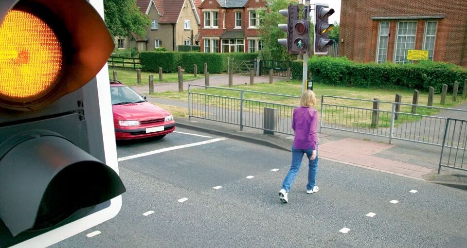 Rule 196: Allow pedestrians to cross when the amber light is flashing